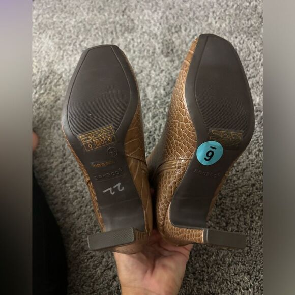 New Bamboo heeled booties. Size 6 - Picture 4 of 4